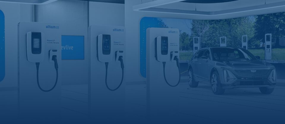 Image du studio EV LIVE montrant des bornes de recharge de démonstration avec un Cadillac LYRIQ en arrière-plan